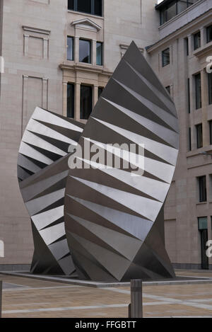 Ein moderne Spirale Stahl Skulptur bekannt als "Engelsflügel" von Thomas Heatherwick in der Nähe von St. Pauls Cathedral, London, Vereinigtes Königreich. Stockfoto