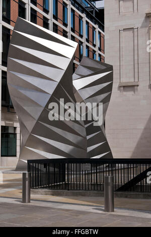 Ein moderne Spirale Stahl Skulptur bekannt als "Engelsflügel" von Thomas Heatherwick in der Nähe von St. Pauls Cathedral, London, Vereinigtes Königreich. Stockfoto