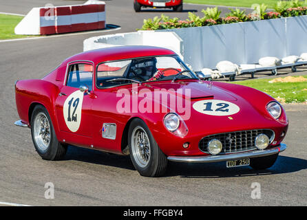 1958 Ferrari 250 GT Tour de France ist im Besitz von Steve Boultbee Brooks und wurde von ihm beim Goodwood Revival 2015 gefahren Stockfoto