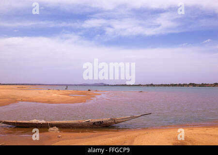 Ein Boot im Fluss Niger in Mali. Stockfoto