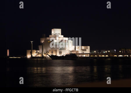 Museum für islamische Kunst, MIA, Doha, Katar. Ikonische Gebäude, entworfen von renommierten Architekten I.M. Pei. Nächtliche Aussicht Stockfoto