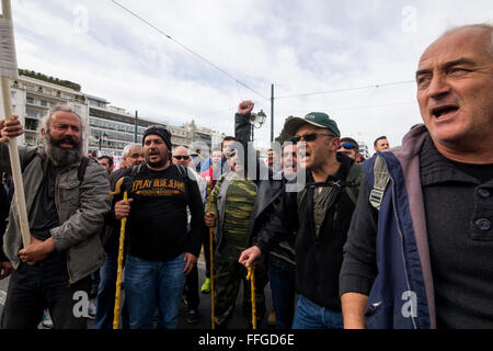 Athen, Griechenland. 13. Februar 2016. Demonstranten rufen Parolen während der Demonstration. Landwirte in ganz Griechenland versammeln sich in Syntagma-Platz in Athen, um gegen das neue Gesetz der Sozialversicherung, diktiert von der Vereinbarung zwischen Griechenland und seinen Gläubigern zu demonstrieren. Sie haben bereits viele Teile der Straßen ganz über dem Land in den letzten 30 Tagen geschlossen. Bildnachweis: Kostas Pikoulas/Pacific Press/Alamy Live-Nachrichten Stockfoto