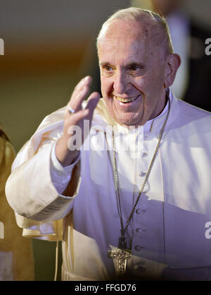 Mexico City, Mexiko. 12. Februar 2016. Papst Francis Wellen bei Ankunft Zeremonien am Benito Juarez International Airport 12. Februar 2016 in Mexico City, Mexiko. Stockfoto