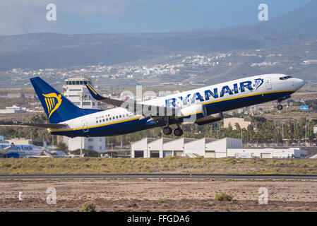 Teneriffa, Spanien - Januar 31: Ryanair Boeing 737-800 kommt vom Flughafen Teneriffa Süd am 31. Januar 2016 in Gang. Stockfoto