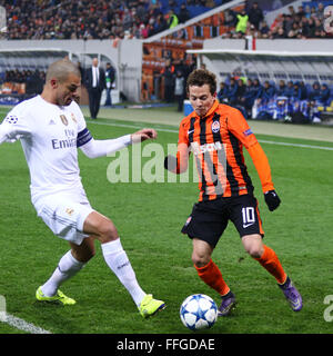 LVIV, UKRAINE - 25. November 2015: Bernard of Shakhtar Donetsk (R) kämpft für einen Ball mit Pepe von Real Madrid während der UEFA Stockfoto