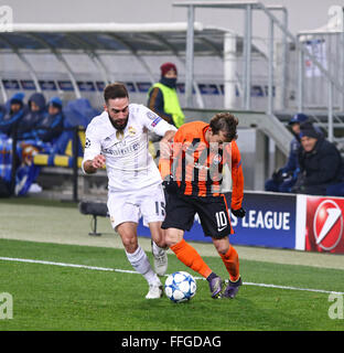 LVIV, UKRAINE - 25. November 2015: Bernard of Shakhtar Donetsk (R) kämpft für einen Ball mit Dani Carvajal von Real Madrid während th Stockfoto