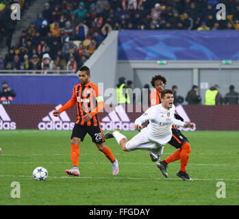 LVIV, UKRAINE - 25. November 2015: Mateo Kovacic von Real Madrid (C) kämpft für einen Ball mit Schachtjor Donezk Spieler während ihrer Stockfoto