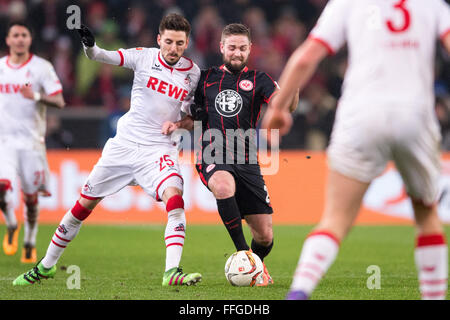 Köln, Deutschland. 13. Februar 2016. Koeln Filip Mladenovic (L) und der Frankfurter Marc Stendera wetteifern um den Ball in der deutschen Bundesliga-Fußballspiel zwischen 1. FC Köln und Eintracht Frankfurt im RheinEnergieStadion in Köln, 13. Februar 2016. Foto: MARIUS BECKER/Dpa (EMBARGO Bedingungen - Achtung - aufgrund der Akkreditierungsrichtlinien der DFL nur erlaubt die Veröffentlichung und Nutzung von bis zu 15 Bilder pro im Internet und in Online-Medien während des Spiels Match) / Dpa/Alamy Live News Stockfoto