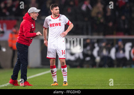 Köln, Deutschland. 13. Februar 2016. Köln Trainer Peter Stöger (L) gibt Anweisungen zu Jonas Hector in der deutschen Bundesliga-Fußballspiel zwischen 1. FC Köln und Eintracht Frankfurt im RheinEnergieStadion in Köln, 13. Februar 2016. Foto: MARIUS BECKER/Dpa (EMBARGO Bedingungen - Achtung - aufgrund der Akkreditierungsrichtlinien der DFL nur erlaubt die Veröffentlichung und Nutzung von bis zu 15 Bilder pro im Internet und in Online-Medien während des Spiels Match) / Dpa/Alamy Live News Stockfoto