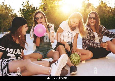 Gruppe von Mädchen, die Spaß, Skateboards und Sonnenbrillen Stockfoto