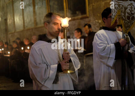 Christlichen lateinischen katholischen Geistlichen, die Teilnahme an einem Samstag Masse an der Heilig-Grab-Kirche in der Altstadt von Jerusalem Israel Stockfoto