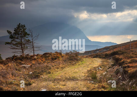 Ben Hope gefangen genommen von den Fußweg auf der Westseite des Loch Hoffnung, auf einen stimmungsvollen Nachmittag Anfang November gefangen genommen. Stockfoto