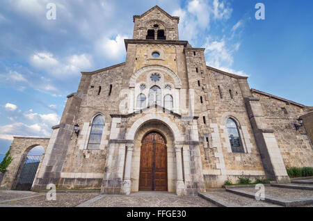 Kirche von San Vicente Martir und San Sebastian in der Abenddämmerung in Frias, Burgos, Spanien. Stockfoto