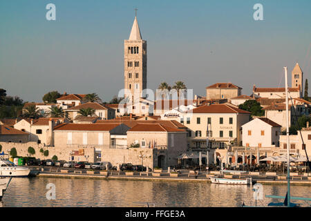 Rab, Kroatien - 9. August 2015: Blick auf die Altstadt von Rab, kroatischen Urlaubsort, berühmt für seine vier Glockentürme. Stockfoto