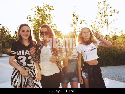 Gruppe von Mädchen lachend und posieren, draußen im Sommer, Sonne flare Stockfoto