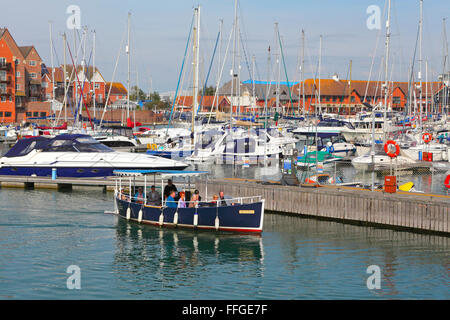 Promenadenfahrt Sightseeing Runde Sovereign Harbour Marina, Eastbourne, Sussex, UK Stockfoto