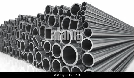 Metallprofil und Rohre auf weißem Hintergrund Stockfoto