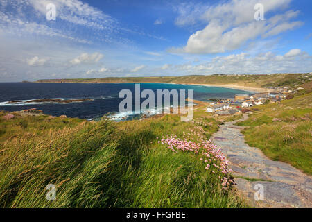 Sennen Cove gefangen genommen von der South West Coast Path. Stockfoto