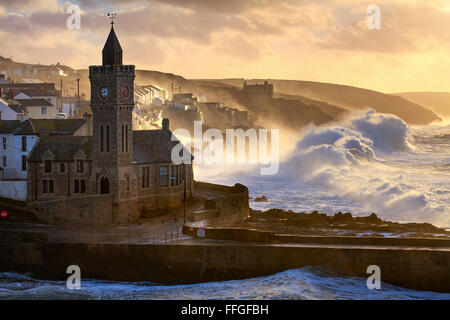 Stormy Sea gefangen genommen, kurz nach Sonnenaufgang am Hafendamm in Cornwall Stockfoto