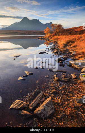 Ben Loyal erfasst kurz nach Sonnenaufgang Anfang November vom Ufer an der Westseite des Loch Hakel, in der Nähe von Zunge. Stockfoto