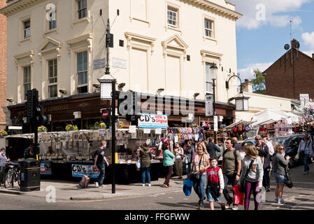 Shopper in Portobello Road Market in Notting Hill Gate, London, Vereinigtes Königreich. Stockfoto