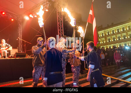 Soldaten mit Fackeln während Lacplesa Day Feierlichkeiten. Riga, Lettland. Lāčpleša Tag feiert man jedes Jahr in Lettland auf die Stockfoto