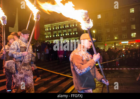 Soldaten mit Fackeln während Lacplesa Day Feierlichkeiten. Riga, Lettland. Lāčpleša Tag feiert man jedes Jahr in Lettland auf die Stockfoto