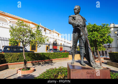 Real Maestranza Stierkampfarena und Torero Curro Romero Statue in Sevilla, Andalusien, Spanien Stockfoto