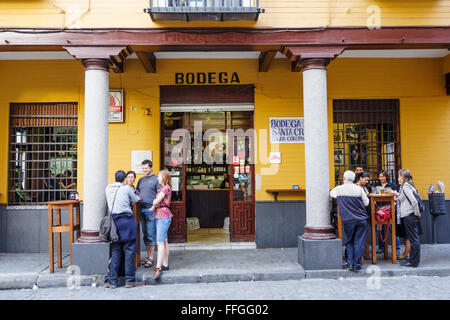 Menschen bei Bar Bodega Las Columnas in Santa Cruz Viertel, Sevilla, Andalusien, Spanien Stockfoto