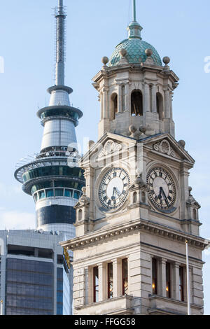 Der Uhrturm Rathauses an der Queen Street und modernen Sky Tower in Auckland, Neuseeland Stockfoto