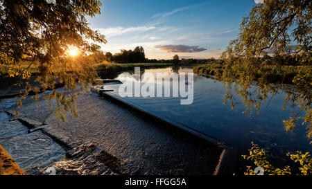 Der Fluss Stour Gießen über die Wehr auf Sudbury Wiesen, Suffolk, England Stockfoto