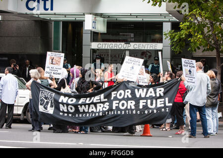 Anti-Irak-Krieg ist Demonstration streiten Krieg für Öl, im Zentrum von Auckland, Neuseeland Stockfoto