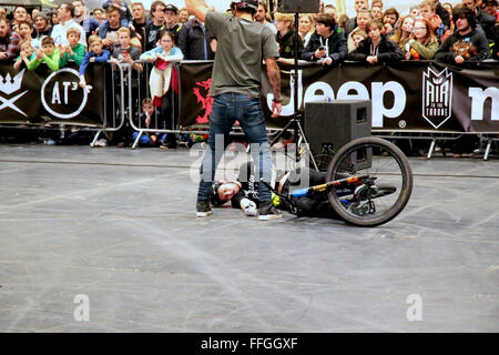 London, UK, 13. Februar 2016, Stunt Bike Reiter, Matt Jones (UK) für Saracen Bikes Alter 21 FMB Ranking 26 Fahrten, hatte einen schweren Sturz und wurde mit Verdacht Arm Bruch @Paul Quezada Neiman/Alamy Live News ins Krankenhaus gebracht Stockfoto