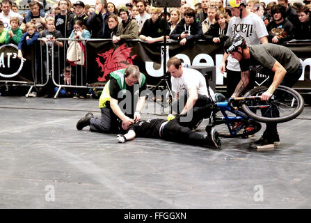 London, UK, 13. Februar 2016, Stunt Bike Reiter, Matt Jones (UK) für Saracen Bikes Alter 21 FMB Ranking 26 Fahrten, hatte einen schweren Sturz und wurde mit Verdacht Arm Bruch @Paul Quezada Neiman/Alamy Live News ins Krankenhaus gebracht Stockfoto