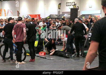 London, UK, 13. Februar 2016, Stunt Bike Reiter, Matt Jones (UK) für Saracen Bikes Alter 21 FMB Ranking 26 Fahrten, hatte einen schweren Sturz und wurde mit Verdacht Arm Bruch @Paul Quezada Neiman/Alamy Live News ins Krankenhaus gebracht Stockfoto