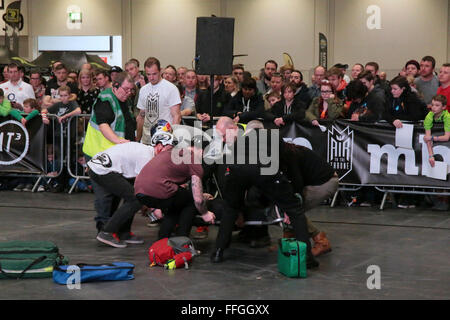 London, UK, 13. Februar 2016, Stunt Bike Reiter, Matt Jones (UK) für Saracen Bikes Alter 21 FMB Ranking 26 Fahrten, hatte einen schweren Sturz und wurde mit Verdacht Arm Bruch @Paul Quezada Neiman/Alamy Live News ins Krankenhaus gebracht Stockfoto