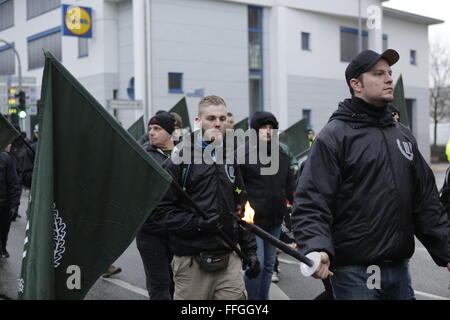 Worms, Deutschland. 13. Februar 2016. Demonstranten marschieren mit Fahnen der "Der III. Weg ". Rund 80 Mitglieder der rechten Partei "Der III. Weg "(der dritte Weg) marschierten durch Würmer im Gedenken an die Todesopfer durch alliierte Bombenangriffe in Dresden am 13.. Februar 1945. Sie schlossen sich Neo-Nazis aus Ungarn. Einige Demonstranten gegen den Faschismus Zähler Stand auf dem Weg. Stockfoto