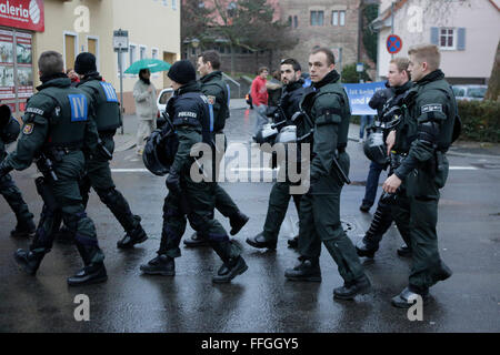 Worms, Deutschland. 13. Februar 2016.  Rund 80 Mitglieder der rechten Partei "Der III. Weg "(der dritte Weg) marschierten durch Würmer im Gedenken an die Todesopfer durch alliierte Bombenangriffe in Dresden am 13.. Februar 1945. Sie schlossen sich Neo-Nazis aus Ungarn. Einige Demonstranten gegen den Faschismus Zähler Stand auf dem Weg. Stockfoto