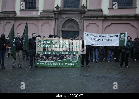 Worms, Deutschland. 13. Februar 2016. Die rechten Demonstranten halten eine kleine Kundgebung auf dem Markt-Platz von Worms. Das Banner liest "Terror Bombardierung gegen Deutschland - gedenken wir der Opfer. Rund 80 Mitglieder der rechten Partei "Der III. Weg "(der dritte Weg) marschierten durch Würmer im Gedenken an die Todesopfer durch alliierte Bombenangriffe in Dresden am 13.. Februar 1945. Sie schlossen sich Neo-Nazis aus Ungarn. Einige Demonstranten gegen den Faschismus Zähler Stand auf dem Weg. Stockfoto