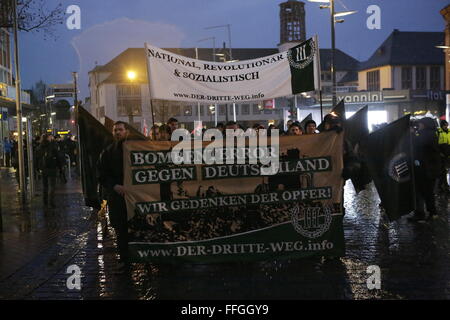 Worms, Deutschland. 13. Februar 2016. Die rechten Demonstranten marschieren durch Würmer. Das Banner liest "Terror Bombardierung gegen Deutschland - gedenken wir der Opfer. Rund 80 Mitglieder der rechten Partei "Der III. Weg "(der dritte Weg) marschierten durch Würmer im Gedenken an die Todesopfer durch alliierte Bombenangriffe in Dresden am 13.. Februar 1945. Sie schlossen sich Neo-Nazis aus Ungarn. Einige Demonstranten gegen den Faschismus Zähler Stand auf dem Weg. Stockfoto