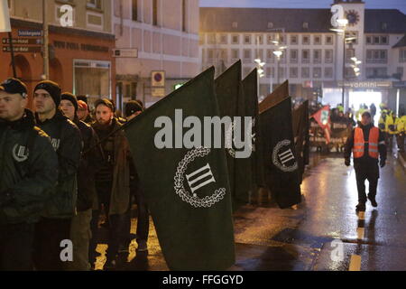 Worms, Deutschland. 13. Februar 2016. Die rechten Demonstranten marschieren mit Flaggen aus der "Der III. Weg "durch Würmer. Rund 80 Mitglieder der rechten Partei "Der III. Weg "(der dritte Weg) marschierten durch Würmer im Gedenken an die Todesopfer durch alliierte Bombenangriffe in Dresden am 13.. Februar 1945. Sie schlossen sich Neo-Nazis aus Ungarn. Einige Demonstranten gegen den Faschismus Zähler Stand auf dem Weg. Stockfoto