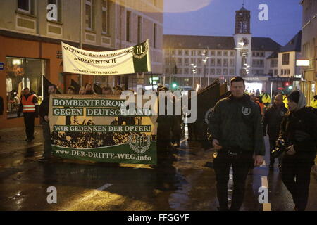 Worms, Deutschland. 13. Februar 2016. Die rechten Demonstranten marschieren durch Würmer. Das Banner liest "Terror Bombardierung gegen Deutschland - gedenken wir der Opfer. Rund 80 Mitglieder der rechten Partei "Der III. Weg "(der dritte Weg) marschierten durch Würmer im Gedenken an die Todesopfer durch alliierte Bombenangriffe in Dresden am 13.. Februar 1945. Sie schlossen sich Neo-Nazis aus Ungarn. Einige Demonstranten gegen den Faschismus Zähler Stand auf dem Weg. Stockfoto