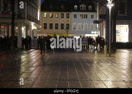 Worms, Deutschland. 13. Februar 2016. Gegen Demonstranten werden von der rechten Flügel-Marsch von der Polizei ferngehalten. Rund 80 Mitglieder der rechten Partei "Der III. Weg "(der dritte Weg) marschierten durch Würmer im Gedenken an die Todesopfer durch alliierte Bombenangriffe in Dresden am 13.. Februar 1945. Sie schlossen sich Neo-Nazis aus Ungarn. Einige Demonstranten gegen den Faschismus Zähler Stand auf dem Weg. Stockfoto