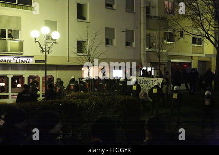 Worms, Deutschland. 13. Februar 2016. Gegen Demonstranten werden von der rechten Flügel-Marsch von der Polizei ferngehalten. Rund 80 Mitglieder der rechten Partei "Der III. Weg "(der dritte Weg) marschierten durch Würmer im Gedenken an die Todesopfer durch alliierte Bombenangriffe in Dresden am 13.. Februar 1945. Sie schlossen sich Neo-Nazis aus Ungarn. Einige Demonstranten gegen den Faschismus Zähler Stand auf dem Weg. Stockfoto