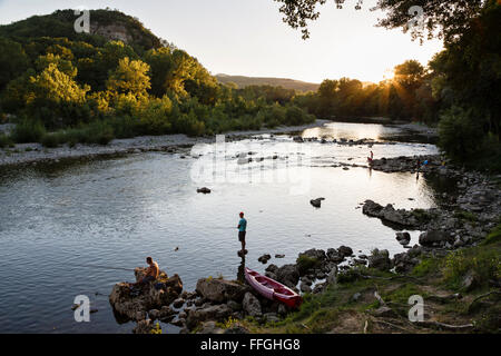 Angeln im Fluss Ardèche an einem friedlichen Sommerabend, Vallon-Pont-d ' Arc, Frankreich. Stockfoto