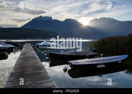 Blick über den See von Annecy bei Sonnenaufgang aus Saint-Jorioz, Haute-Savoie, Rhône-Alpes, Frankreich Stockfoto