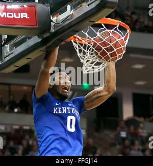 Columbia, SC, USA. 13. Februar 2016. Kentucky Wildcats vorwärts Marcus Lee (0) tauchte als der University of Kentucky der University of South Carolina in Columbia, SC, koloniale Leben Arena gespielt Samstag, 13. Februar 2016. Dies ist zunächst eine halbe Männer College-Basketball-Aktion. Bildnachweis: Lexington Herald-Leader/ZUMA Draht/Alamy Live-Nachrichten Stockfoto