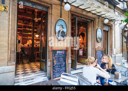 Menschen bei Bodega Belmonte in Santa Cruz Viertel, Sevilla, Andalusien, Spanien Stockfoto