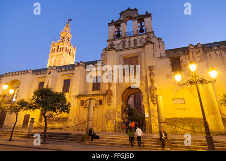 Kathedrale und der Glockenturm Giralda Turm in der Abenddämmerung. Sevilla, Andalusien, Spanien Stockfoto