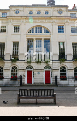 Eine Gedenktafel für Robert Adam (1728-1792) auf dem Display an der Wand, wo er in London, Vereinigtes Königreich lebte. Stockfoto